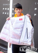 组图：全智贤亮相活动 紧身裤秀修长完美腿型