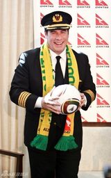 幻灯图集：特拉沃尔塔携全家抵达南非 助阵世界杯