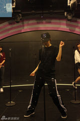 组图：宫泽佐江与铃木玛莉亚SNH48星梦剧院首秀