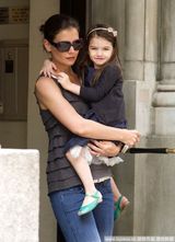 幻灯图集：凯蒂带女儿外出 苏瑞害羞栽老妈怀里