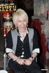 组图：吴京《开心魔法》拍打戏大汗淋漓