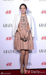 组图：严志媛出席活动裸色裙装高贵似公主