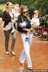 组图：杰西卡-帕克抱双胞胎出街 姐妹俩可爱萌人