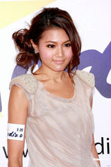 组图：周秀娜等众星性感出席活动 否认出席富豪饭局