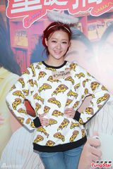 组图：黄宗泽澄清绯闻证单身 与岑丽香拍亲热戏