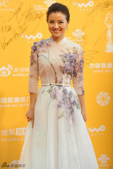 组图：电影频道主持人经纬白裙现身 优雅招手