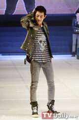 组图：SHINee与EXO-K亮相时尚活动变T台模特