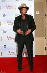 高清组图：金球奖后台 米基-洛克顶礼帽帅气亮相