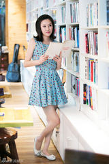 组图：袁茵夏日清爽写真曝光 甜美笑容文艺范