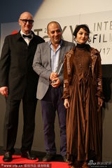 组图：26届东京电影节闭幕 获奖者领奖开心庆祝