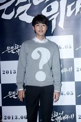 组图：裴勇俊捧场韩片首映 金贤重宋仲基齐亮相