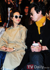 组图：SHINee孔孝真参加首尔时尚周朴升健展