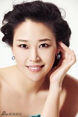 组图：余思潞写真性感妩媚 魅惑蓝裙展曼妙身姿