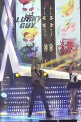 高清组图：少女时代金贤重助阵公益演唱会热歌辣舞