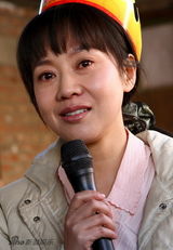 组图：闫妮片场有惊喜 剧组庆生眼泛泪花