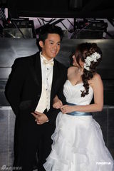 组图：香港演员姚乐怡穿婚纱公布结婚喜讯