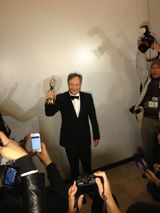 组图：奥斯卡后台海瑟薇圆梦落泪 李安拜年