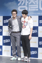 独家高清：刘亚仁牵手金海淑宣传新片《强哲》