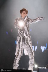 幻灯图：张敬轩红馆开唱 方大同现身担任嘉宾