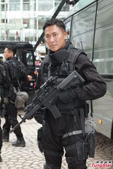 组图：新剧《飞虎II》开工 马德钟拍戏不忘耍帅