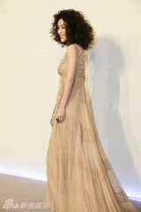 组图：张静初肉色长裙风情万种 春节将独自旅行