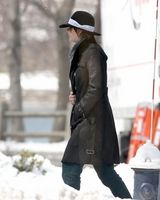 组图：新科影后劳伦斯片场睡眼惺忪状态如梦游