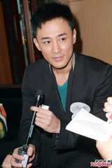 组图：林峰不谈与吴千语游太空 否认抢粉丝手机