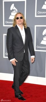 组图：第54届格莱美红毯瓦尔-基尔默大佬范儿十足