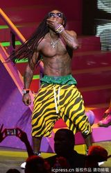 组图：麻辣鸡个唱粉丝强行上台 与保镖激烈扭打