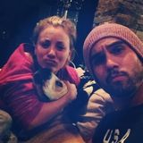 组图：《大爆炸》佩妮结婚 与新婚丈夫甜蜜满满