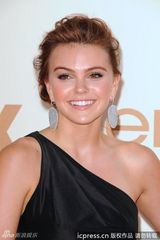 组图：艾美奖红毯 艾米-缇加登单肩黑色长裙