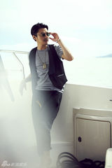 组图：李威休闲夏日照 飘然俊逸显型男魅力