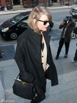 组图：斯威夫特黑超遮面上街 红唇性感黑丝诱惑