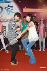 组图：新剧《爱.回家》宣传 众星现场互喂雪糕