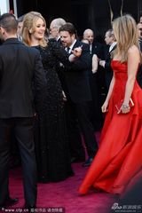 组图：安妮斯顿红裙大气 和男友贾斯汀秀恩爱