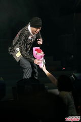 组图：侧田演唱会女友首曝光 杨千嬅轰其欠歌债