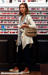 组图：阿尔芭小腹微凸孕味十足 秀乳沟越渐丰满