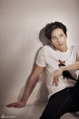 组图：韩国型男元斌服饰写真简洁时尚