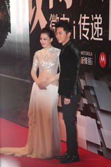 组图：2012新浪微博之夜红毯-情侣档李晨张馨予