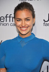 高清组图：C罗女友伊莉娜-莎伊克紧身蓝裙亮相