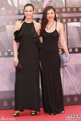 组图：马诗慧等亮相金像奖红毯黑裙大秀美背