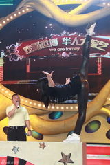 幻灯图：《华人大综艺》刘璇变身LadyGaGa