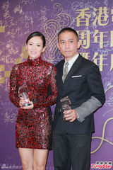 组图：章子怡火红包身裙挽手梁朝伟 宗师夺4奖
