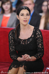 组图：贝鲁奇裸色蕾丝裙上节目 紧并双腿防走光