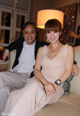 高清组图：柳岩性感亮相新加坡 《画壁》揭神秘面纱