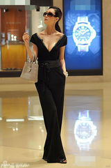 组图：于咏琳购物被拍变冬夜冰美人