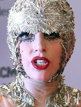 组图：Lady Gaga赴Bambi颁奖礼 金丝包头惨变榴莲