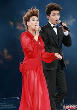 组图：甄妮香港个唱开幕 低胸热舞秀豪乳