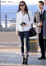 组图：金秀贤全智贤机场重聚 黑白配登对