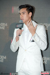 组图：彭于晏出席品牌活动 一身白衣帅气抢镜